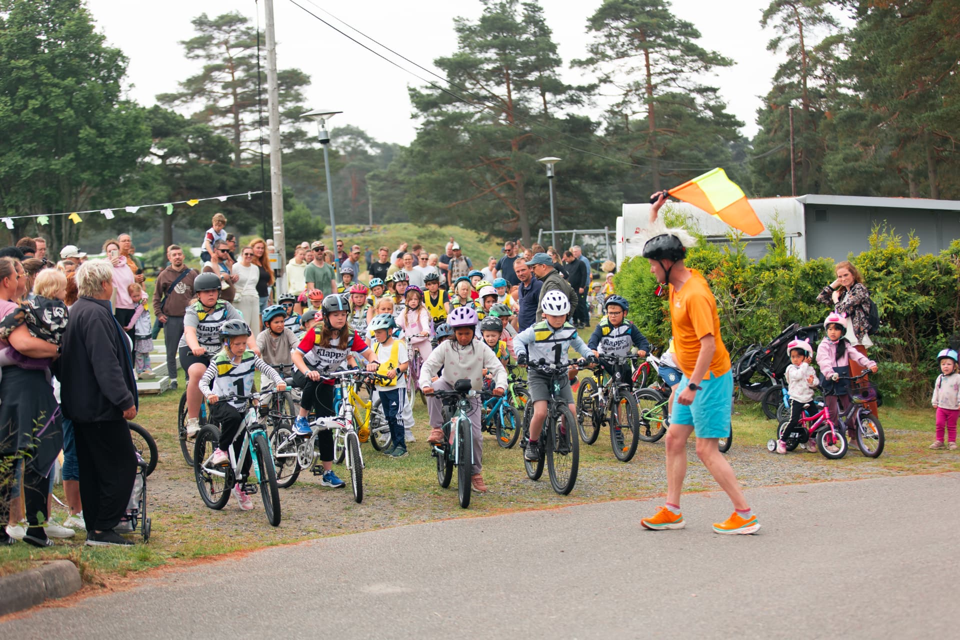 Barn på sykkel klare til start med Hverdagstreneren som starter